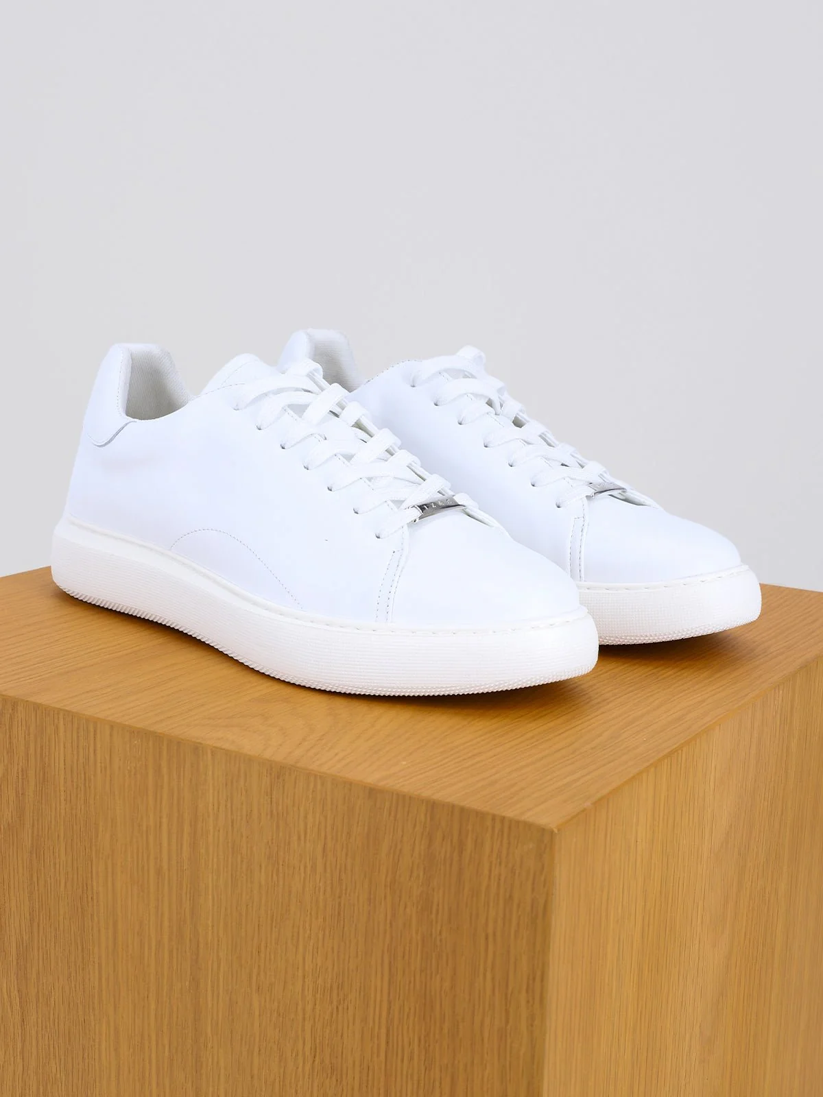 Chaussures sneakers en cuir blanches – Image 2