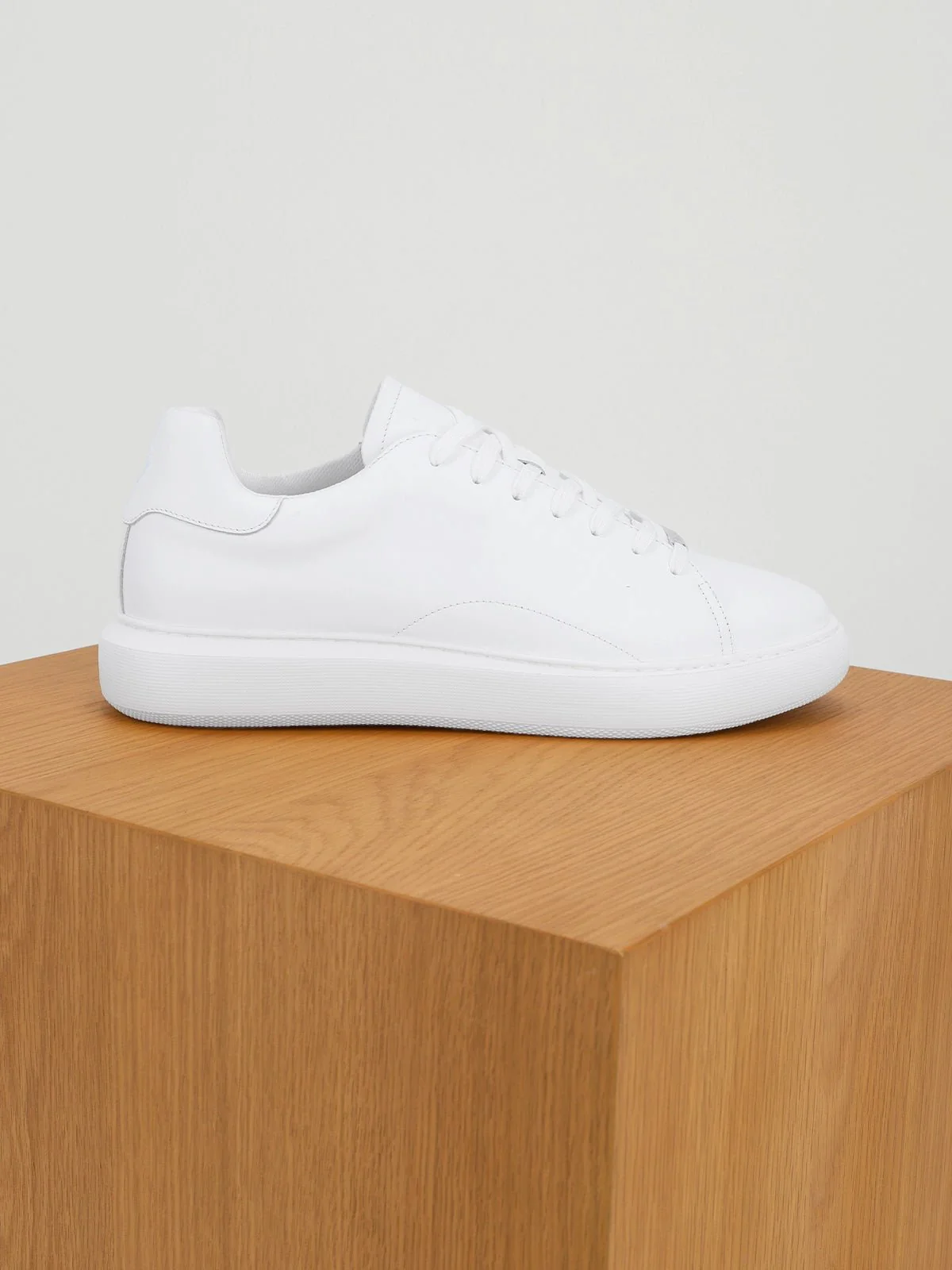 Chaussures sneakers en cuir blanches – Image 3
