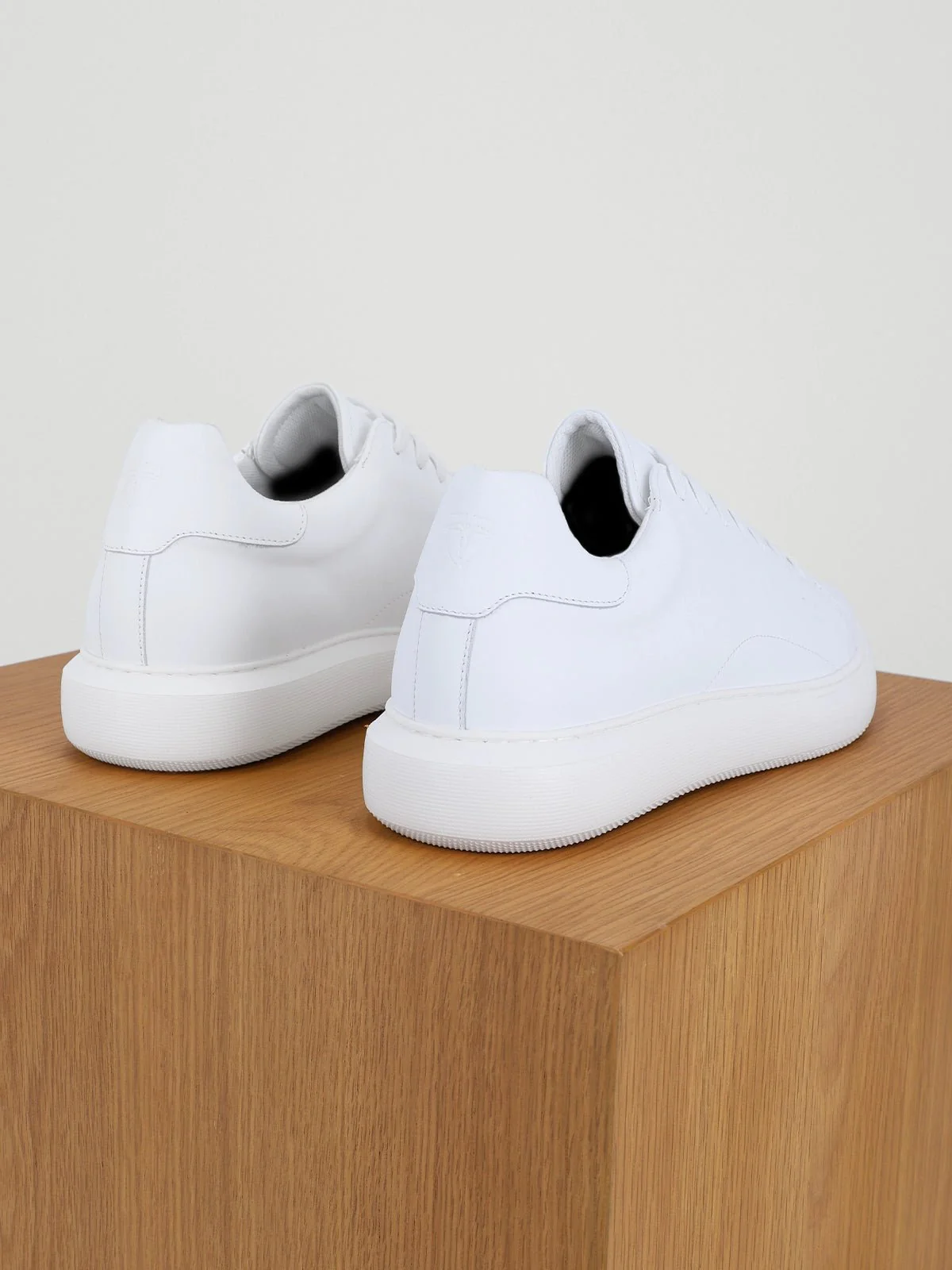 Chaussures sneakers en cuir blanches – Image 4