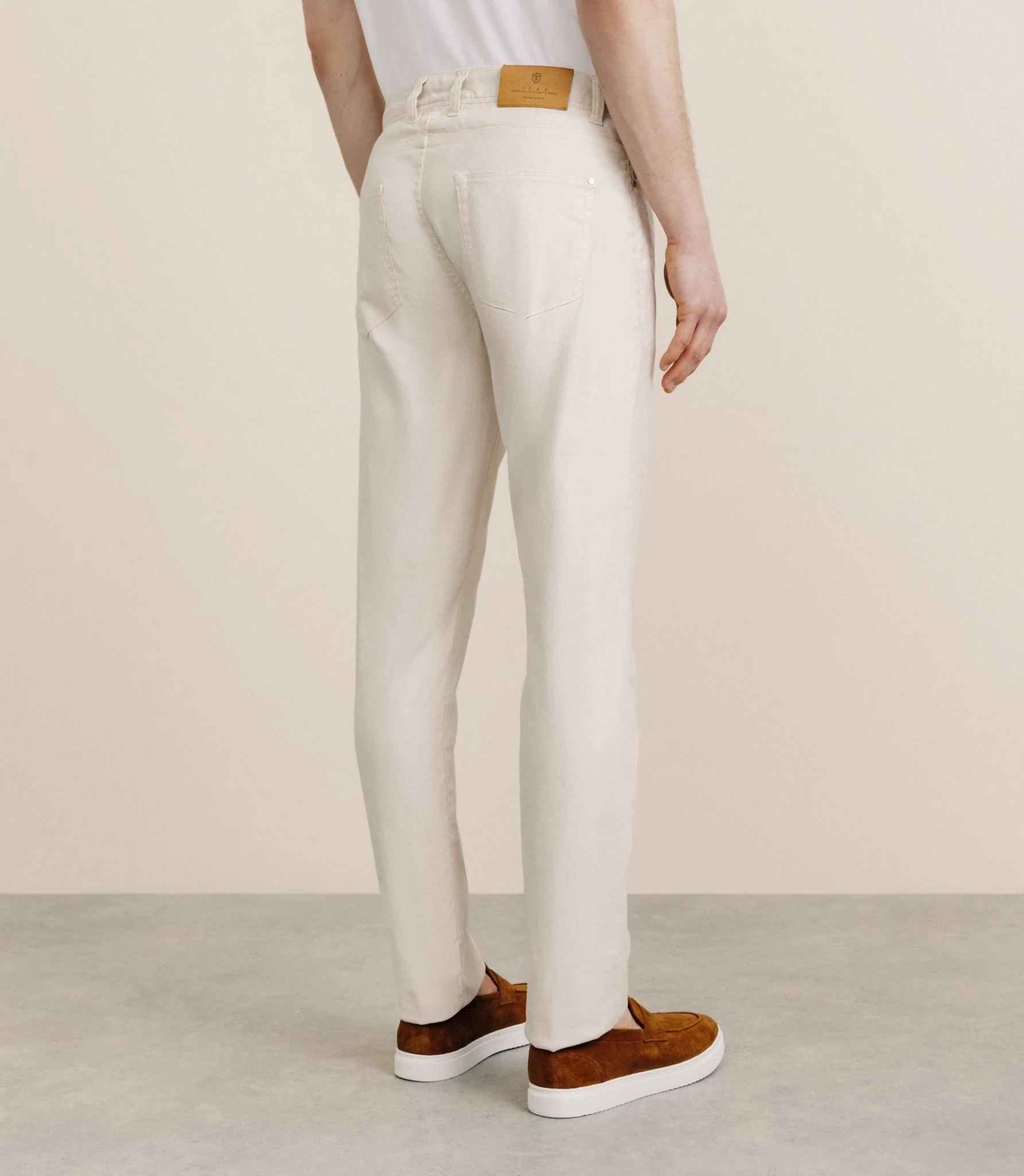 Pantalon droit en lin et coton beige – Image 4