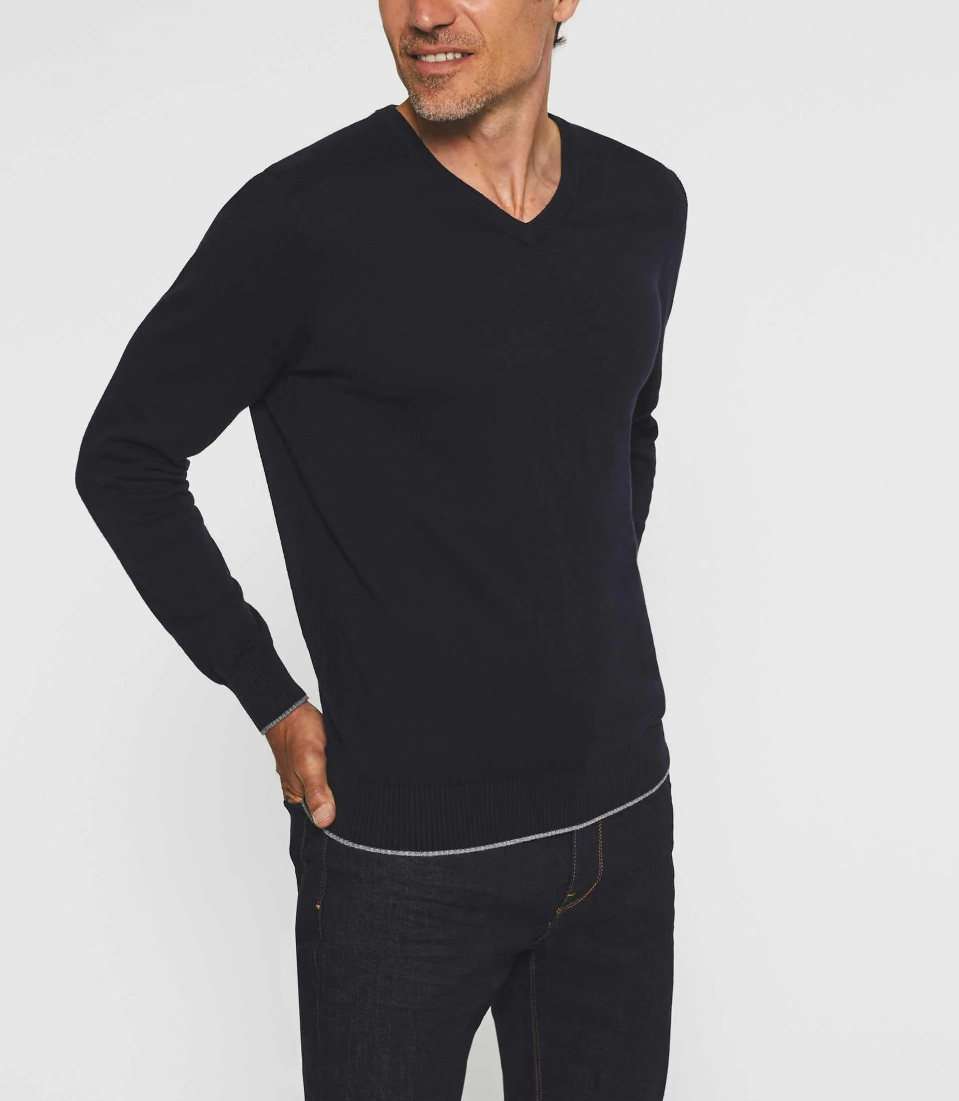 Pull col V en coton-cachemire marine BRENT – Image 2