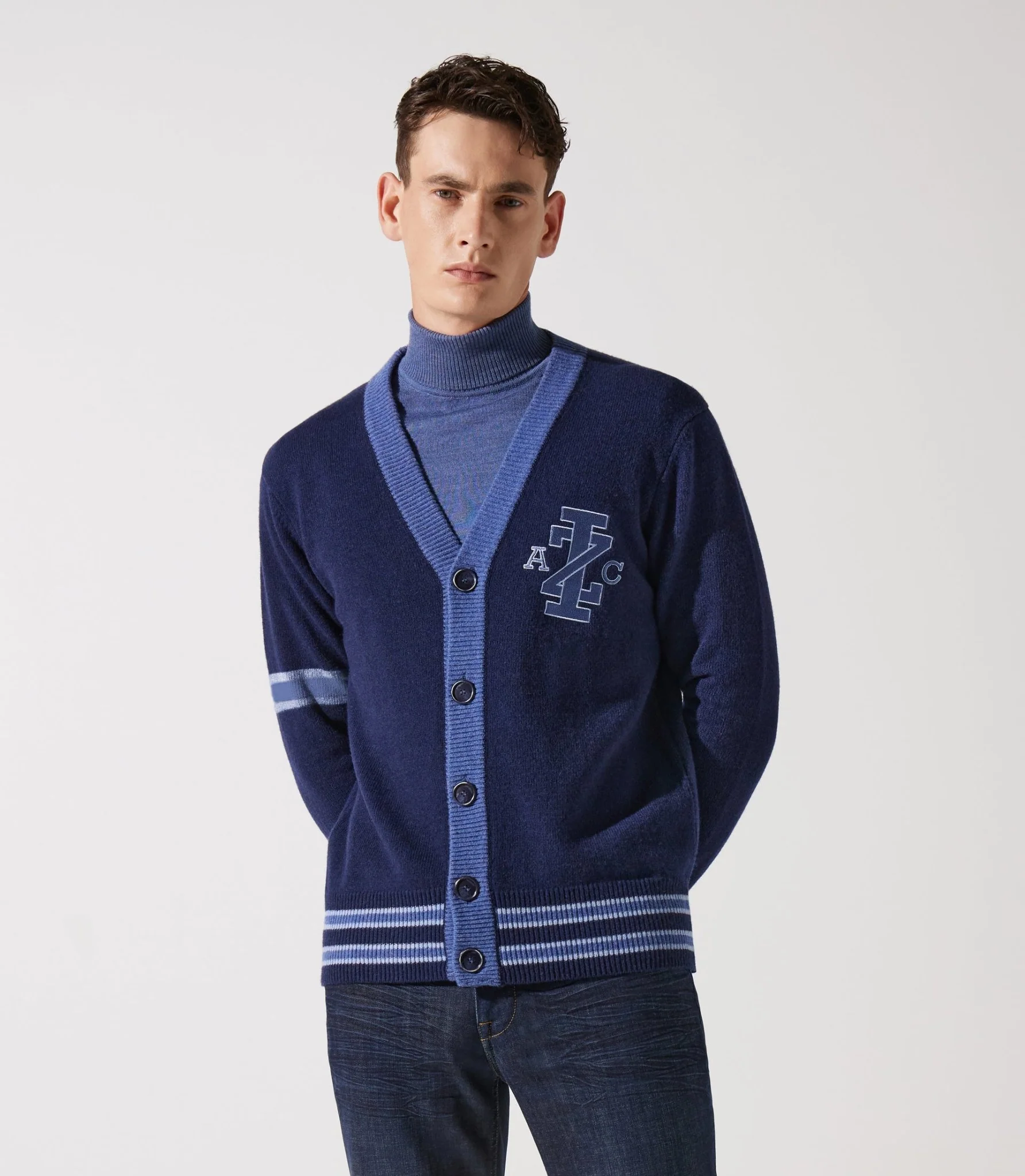 Gilet boutonné brodé bleu – Image 2