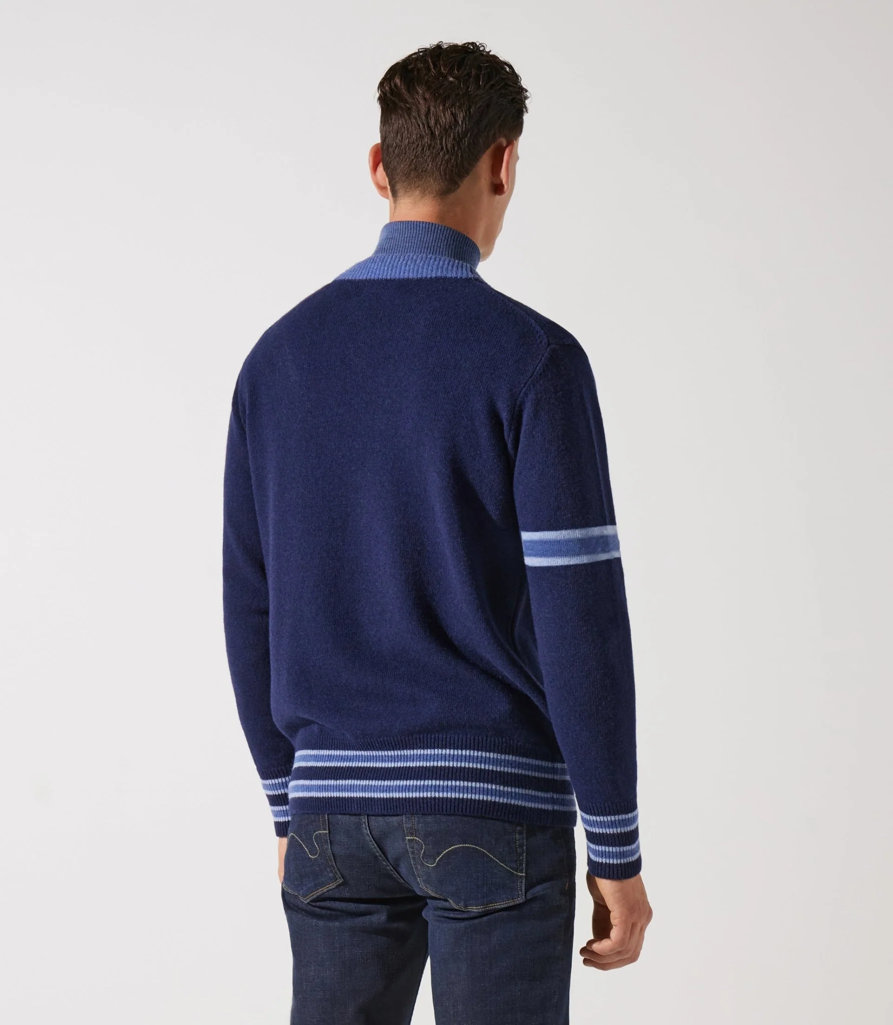 Gilet boutonné brodé bleu – Image 3