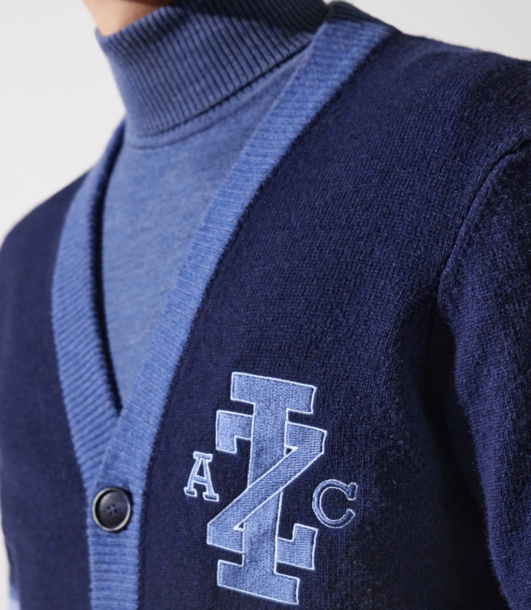 Gilet boutonné brodé bleu – Image 4