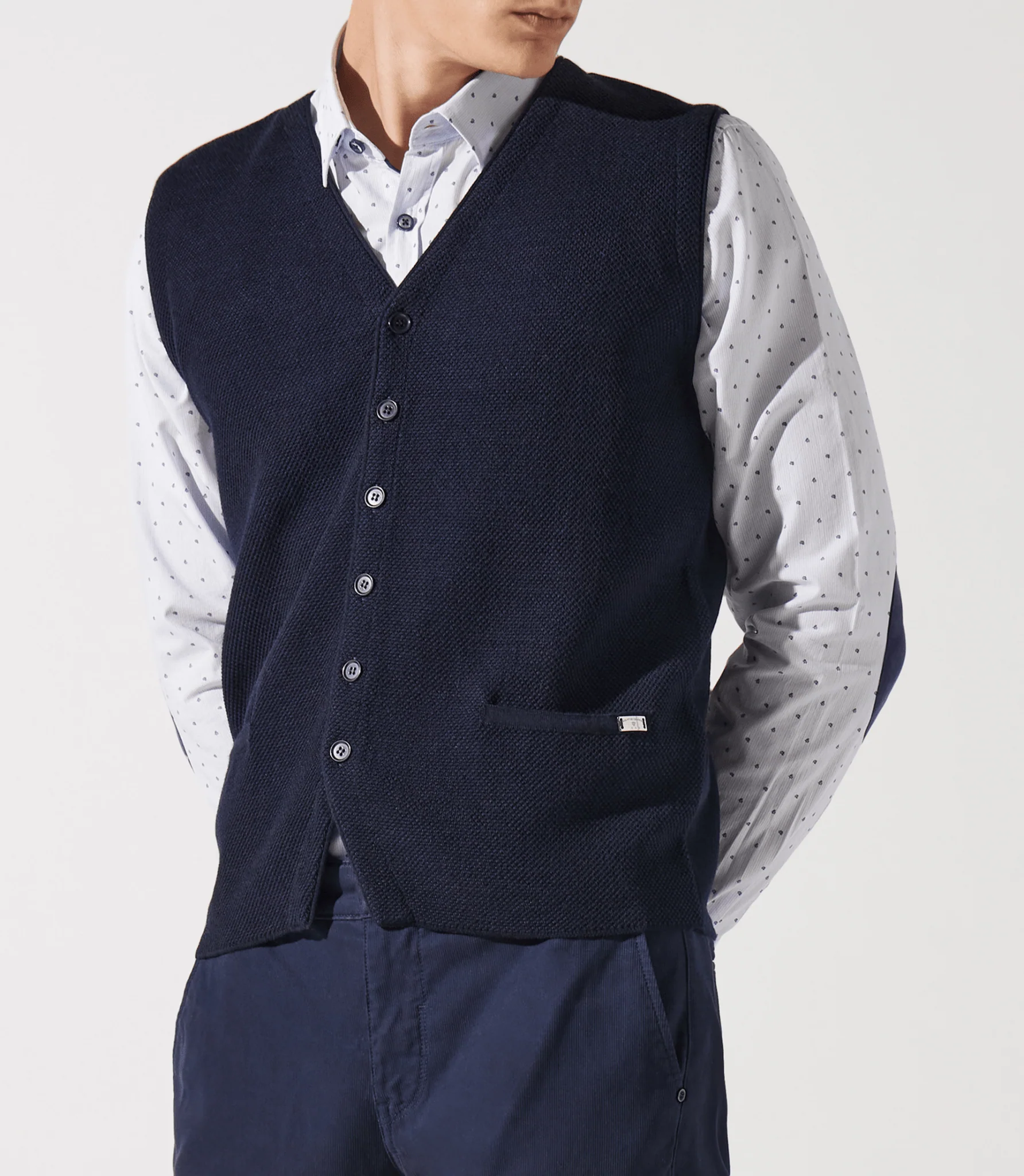 Gilet boutonné sans manches marine en mérinos – Image 2