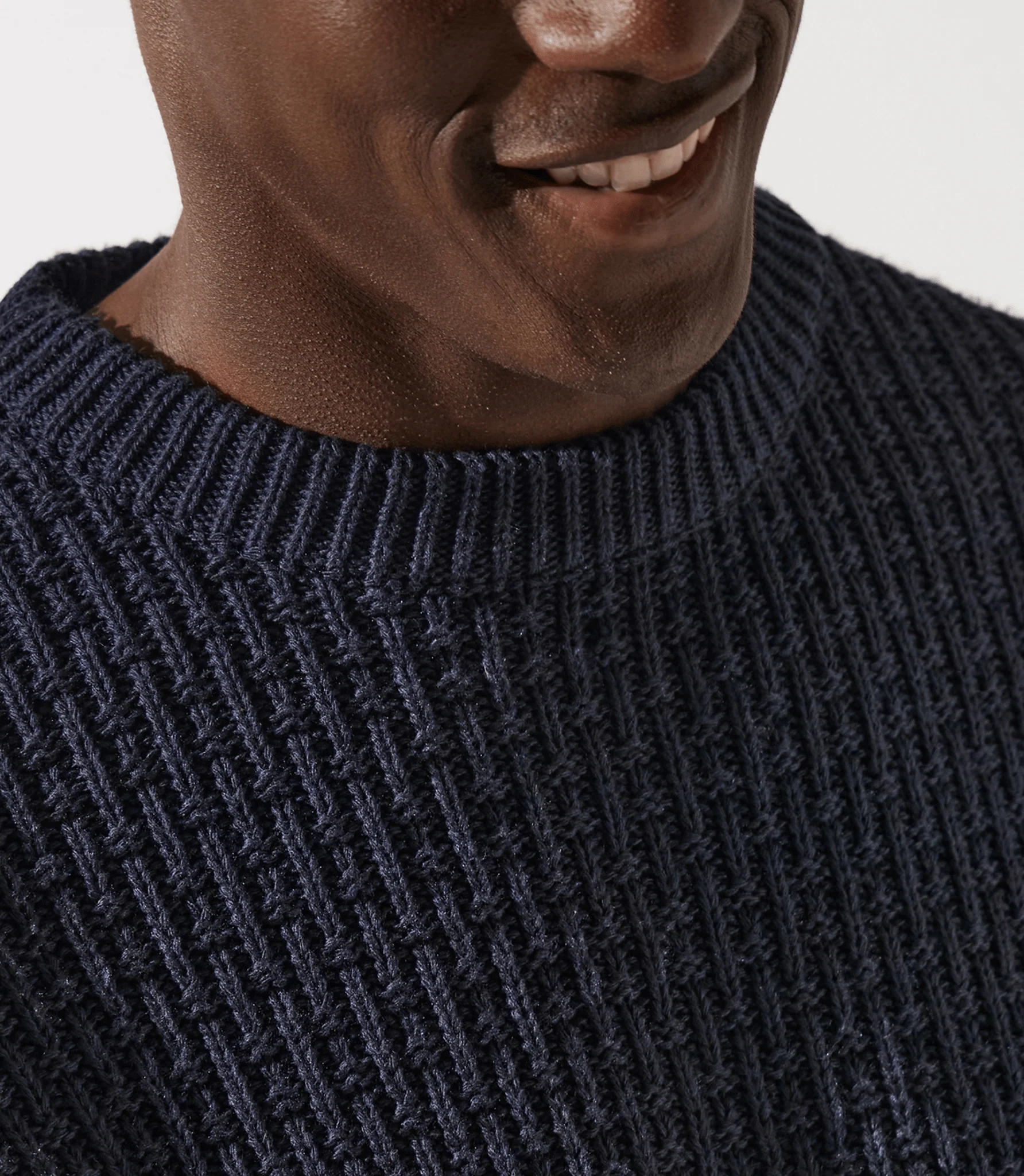 Pull col rond rayé marine – Image 4