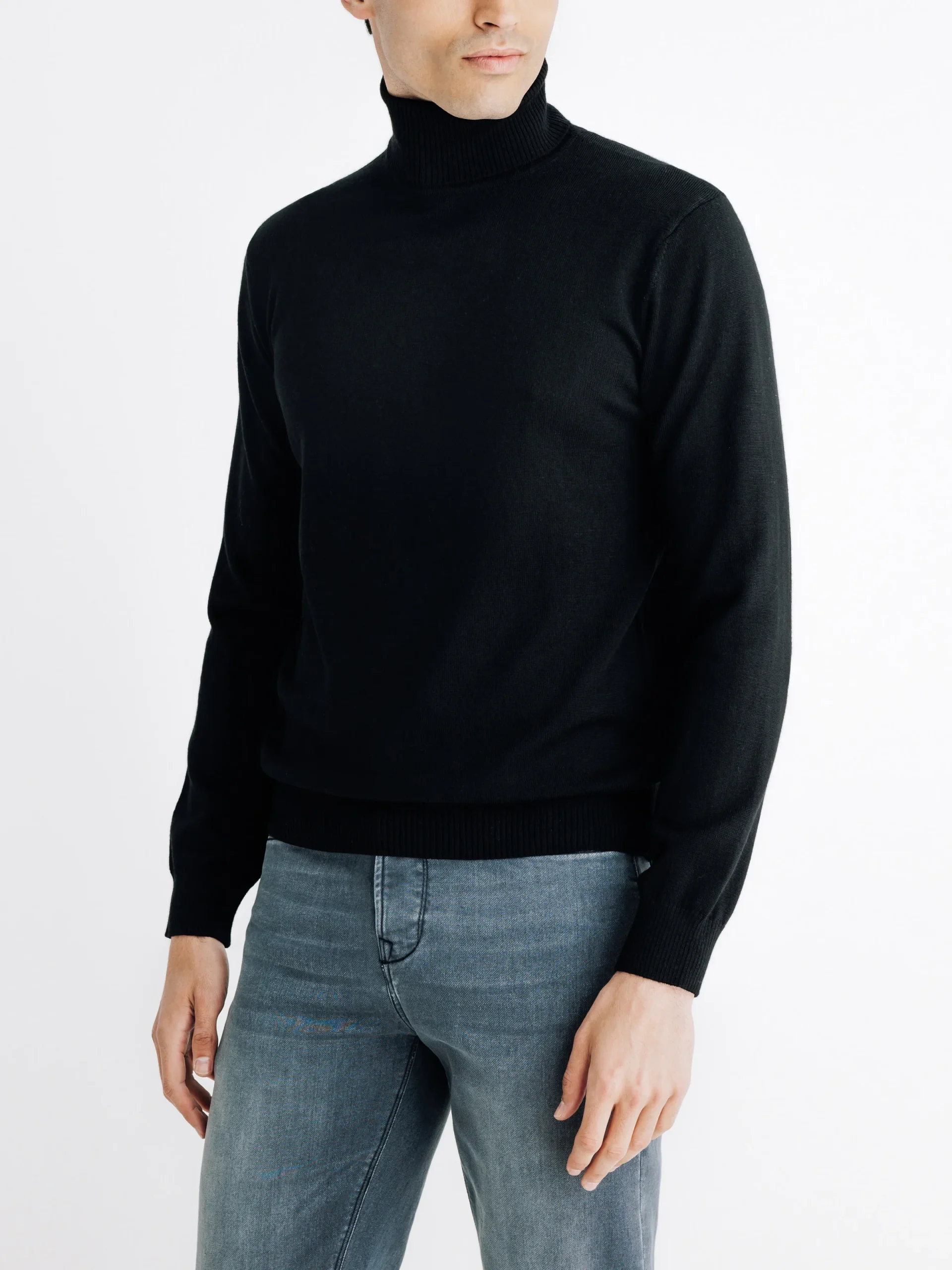 Pull col roulé noir