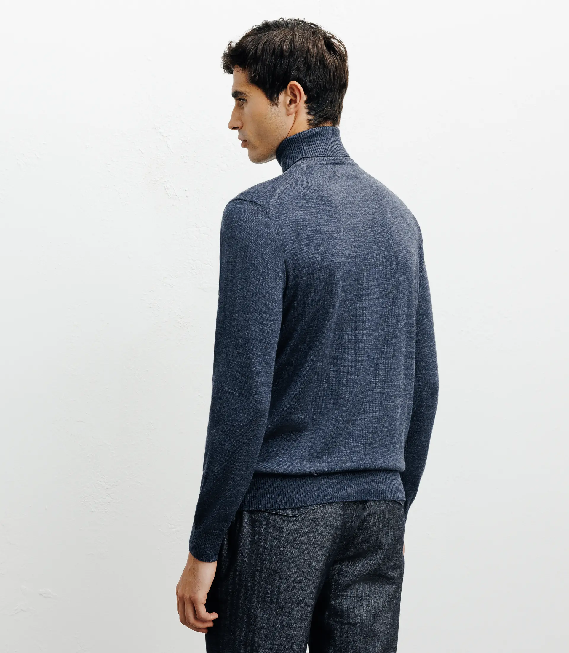 Pull col roulé indigo – Image 4